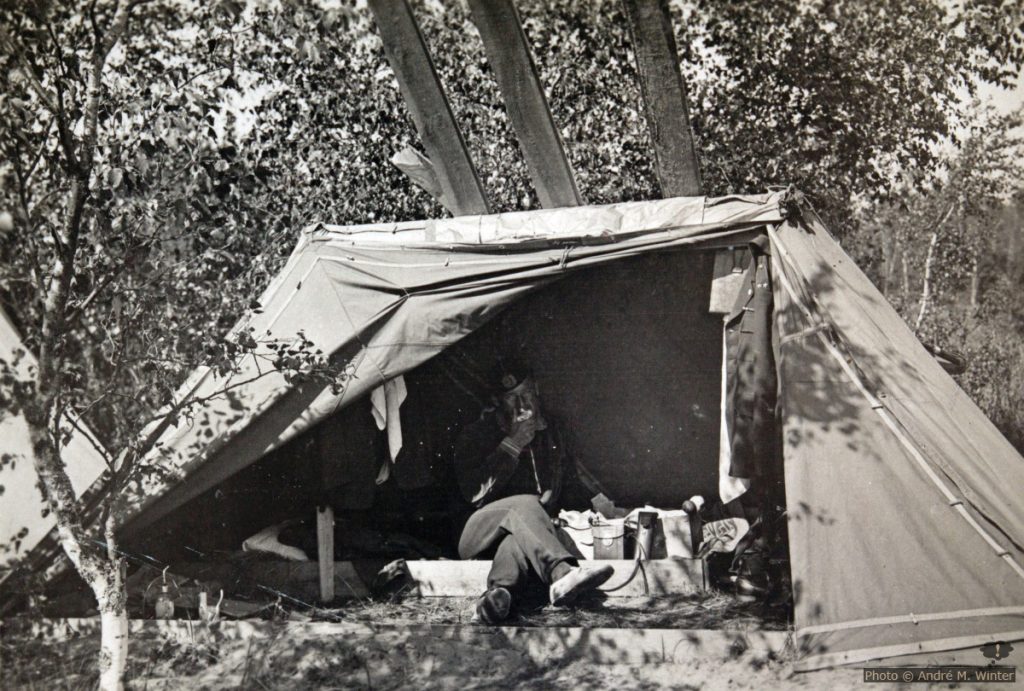 Gregor im Zelt mit Funkgeräten im Sommer 1933