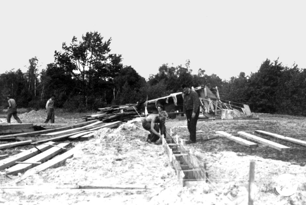 Arbeit am Flughangar auf Nida im Sommer 1933