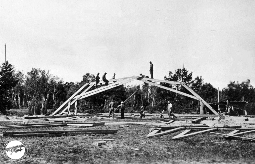 Errichtung der tragenden Teile des Flughangars auf Nida 1933