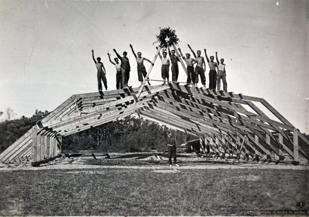 Arbeiter mit Hitlergruss bei Dachgleiche des Dachstuhls des Hangars auf Nida 1933