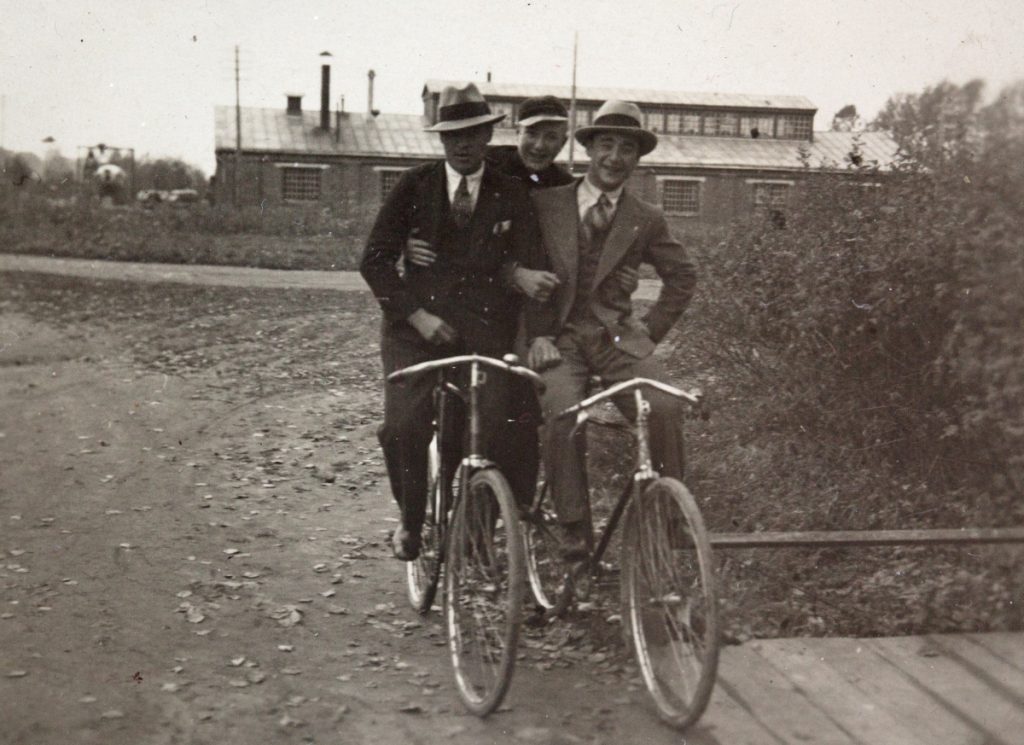 Walfried, Bruno und Erich auf zwei Fahrrädern in Aukštoji Freda am 22. Oktober 1933