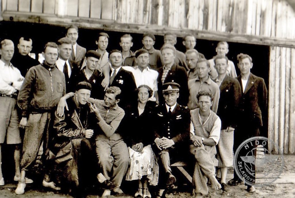 Gregor und andere vor dem Hangar auf Nida 1933
