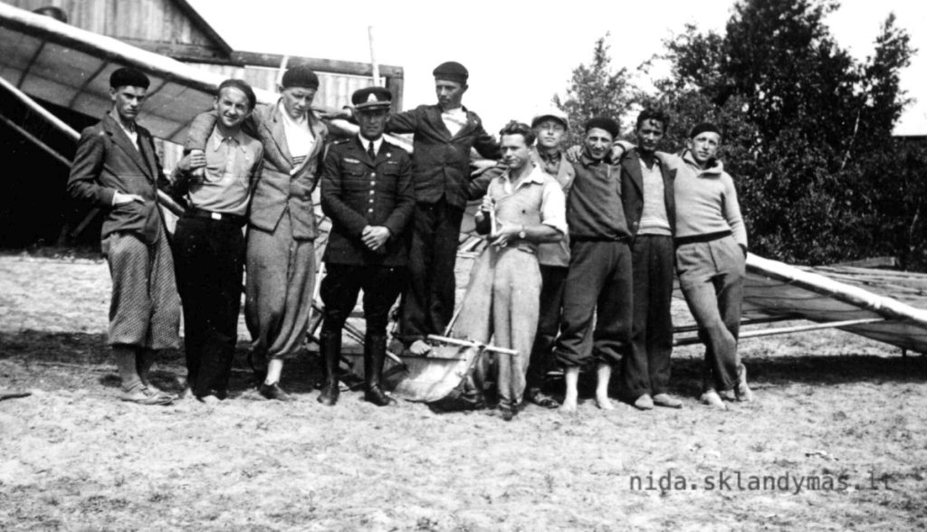 Gregor und andere vor Flieger und dem Hangar auf Nida 1934