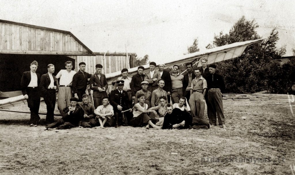 Gregor und andere vor Flieger und dem Hangar auf Nida 1934