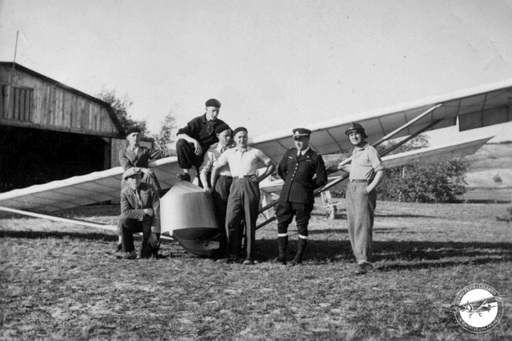 Fluglehrer Gregor und andere vor dem Segelflugzeug T-2 1934