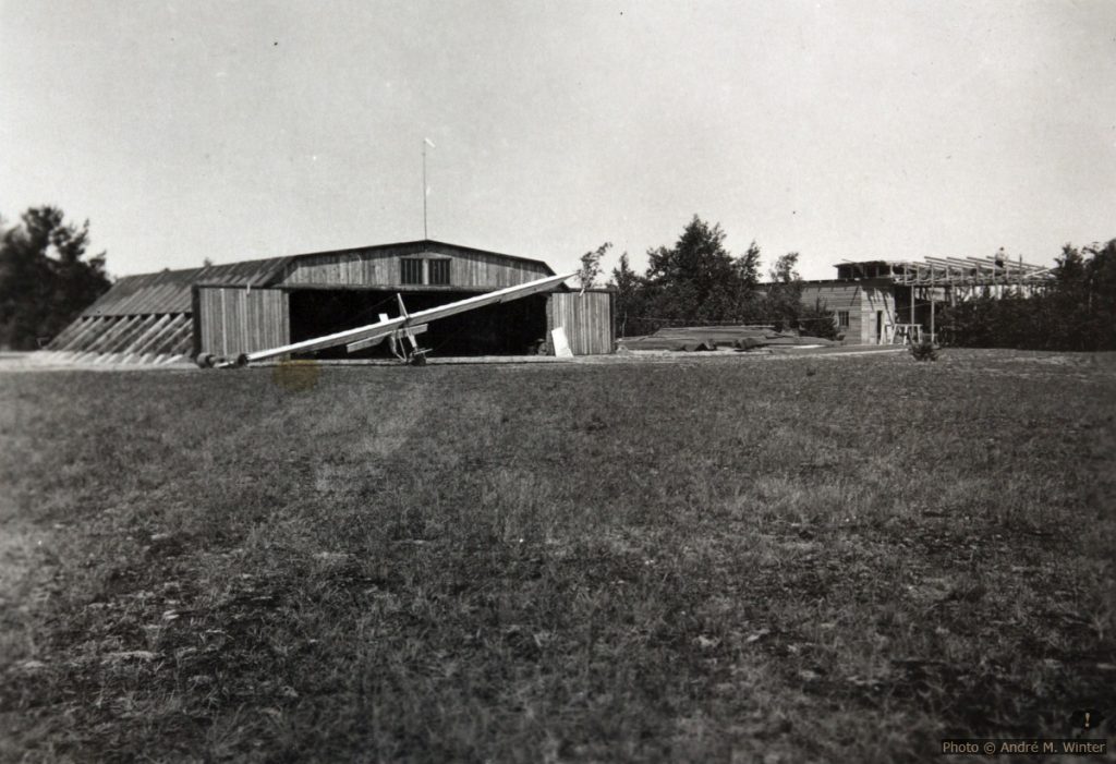 Fertiger Segelfliegerhangar und Heim im Bau in Nida 1934