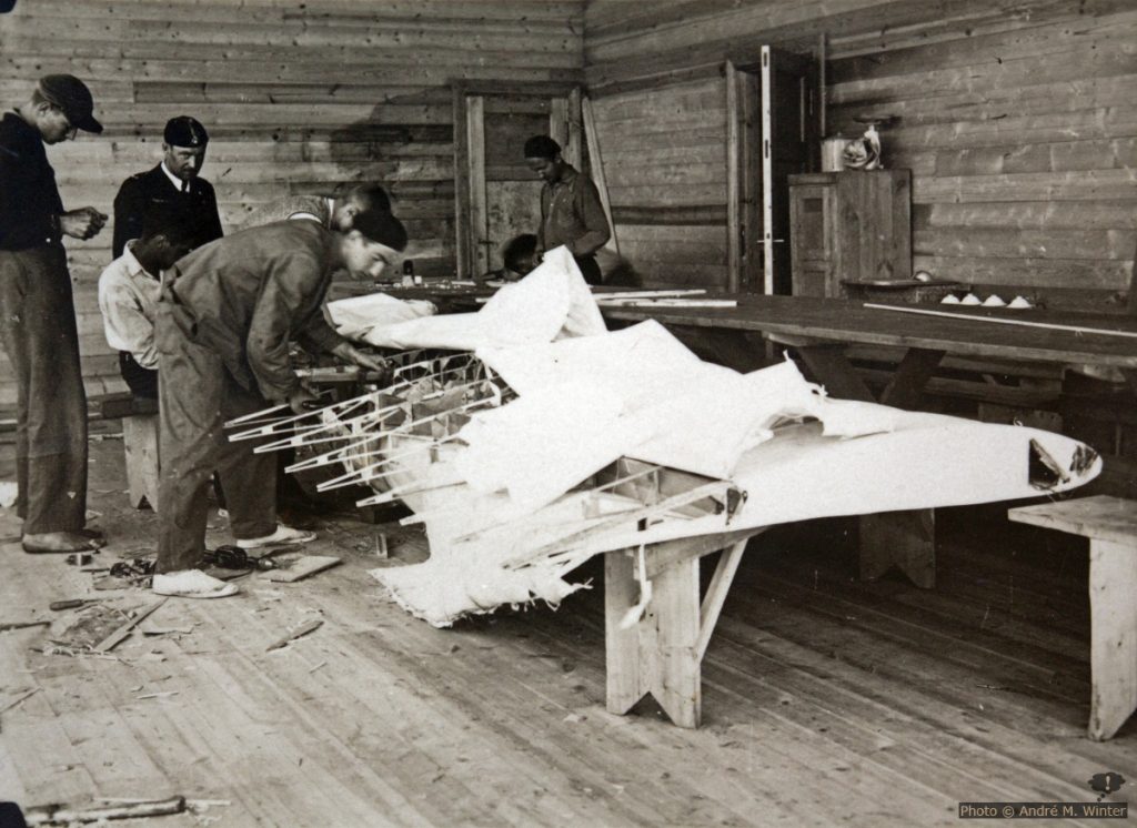 Flügelreparatur mit Gregor und anderen 1934