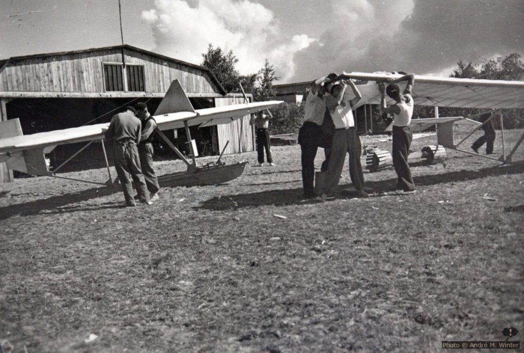 Segelflieger vor dem Hangar und dem Heim in Nida 1934