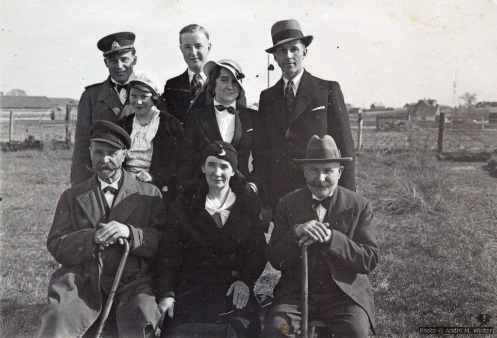 Gregor, Bruno, Alexander, Elli, Lydia, Karl, Hedwig und Herr Ziegler am 22. April 1935