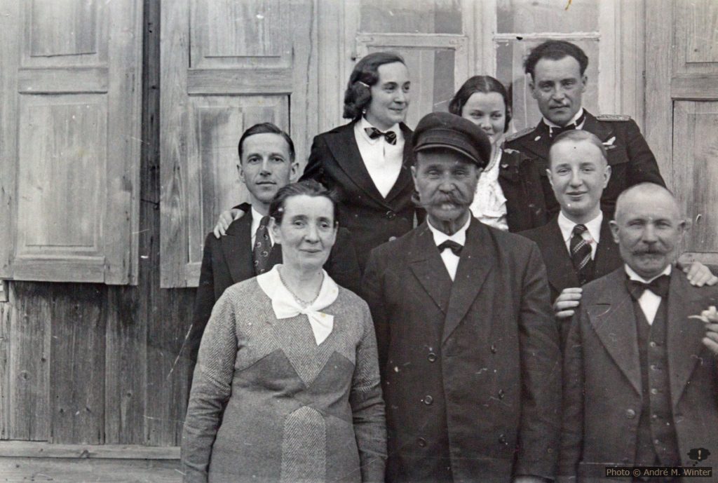 Alexander, Lydia, Elli, Gregor, Hedwig, Karl, Bruno und Herr Ziegler am 22. April 1935