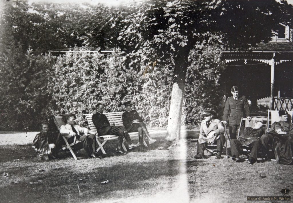 Gregor mit mehreren uniformierten Männern in Palanga am 22. August 1935