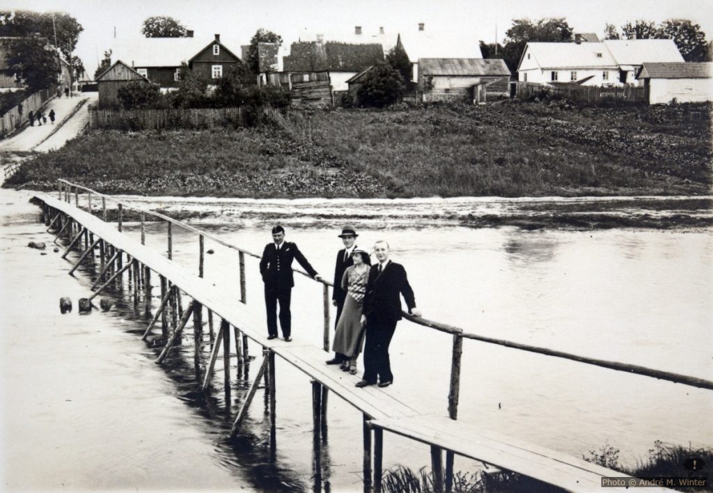 Gregor, Alexander, Lydia und Bruno am Steg über den Fluss Sesupe am 17. September 1935