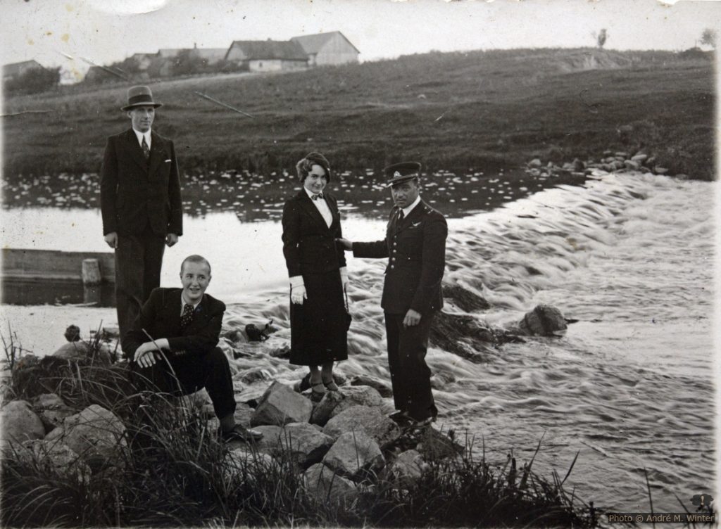Alexander, Bruno, Lydia und Gregor am Fluss Sesipe am 21. September 1935