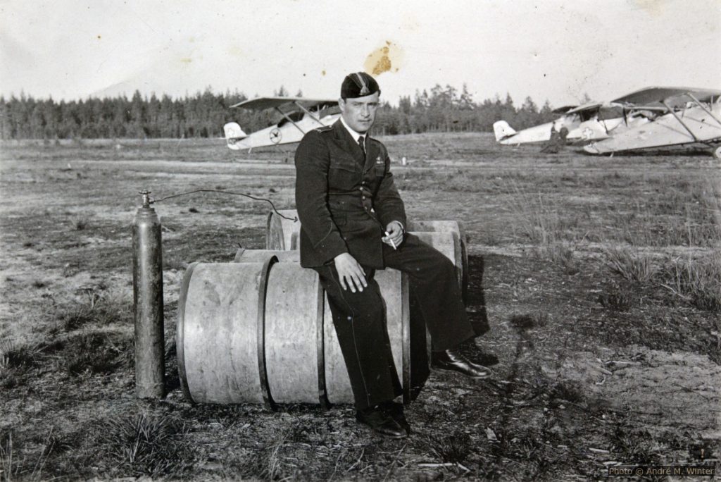 Gregor auf Treibstoffkanister am Flugfeld in Gaižiūnai am 3. Oktober 1935