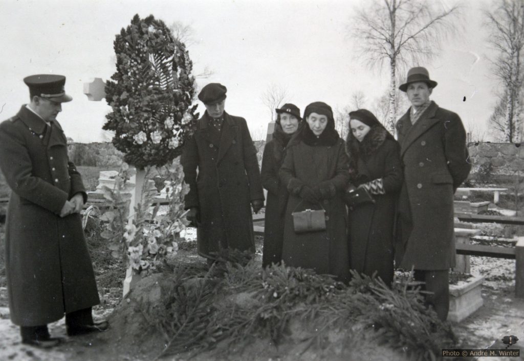 Gregor, Bruno, Melanie, Hedwig, Lydia und Alexander am Grab von Karl