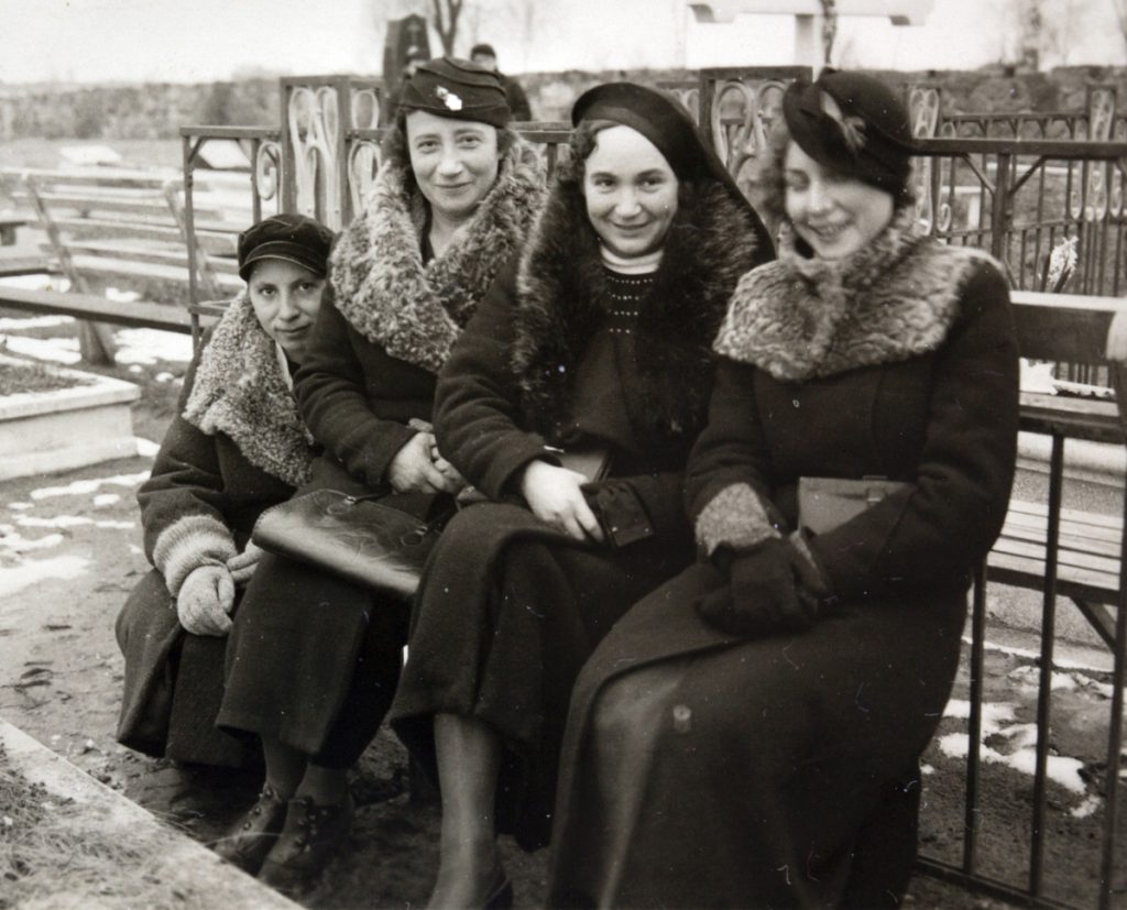 Galina, Eugenie, Lydia und Janina am 26. Dezember beim Grab von Karl