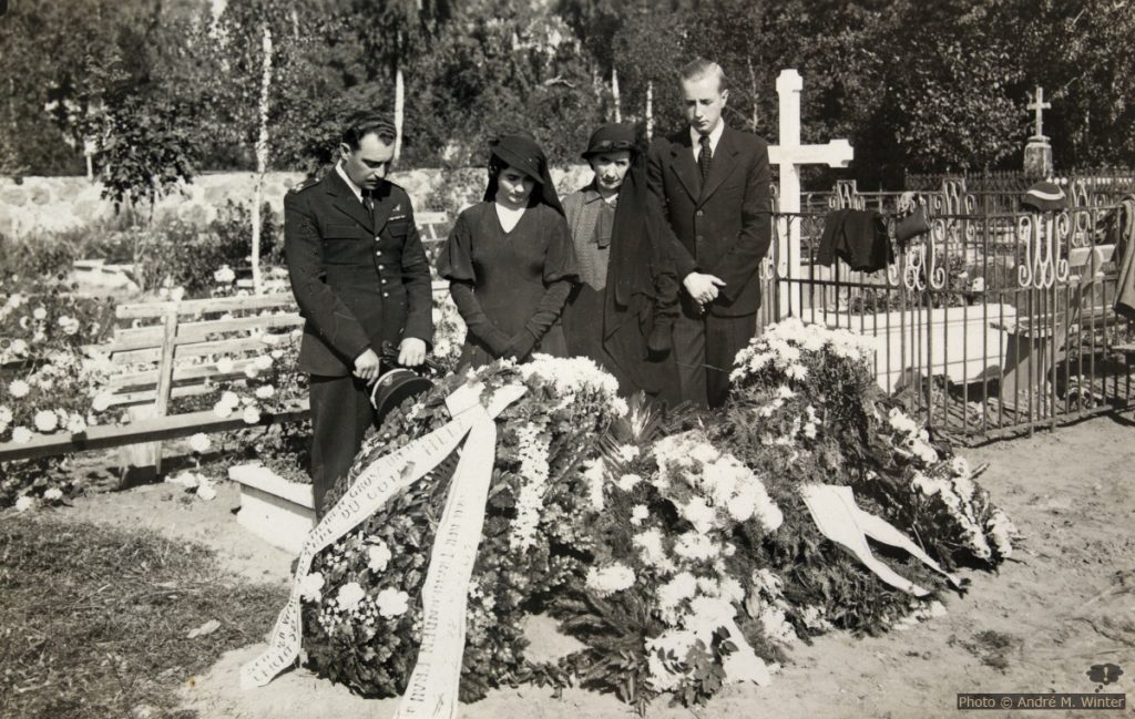 Gregor, Lydia, Hedwig und Bruno am geschmückten Grab von Karl