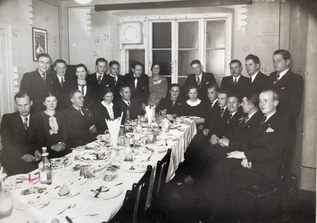 Bruno bei der Abschlussfeier von A. Kaminskas mit xXm und xXf am 1. November 1937 in Marijampolė