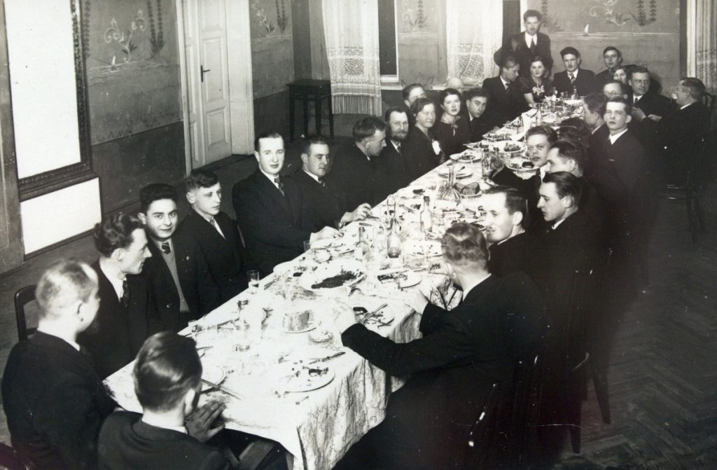 Bruno bei einem Festessen mit xXm und xXf