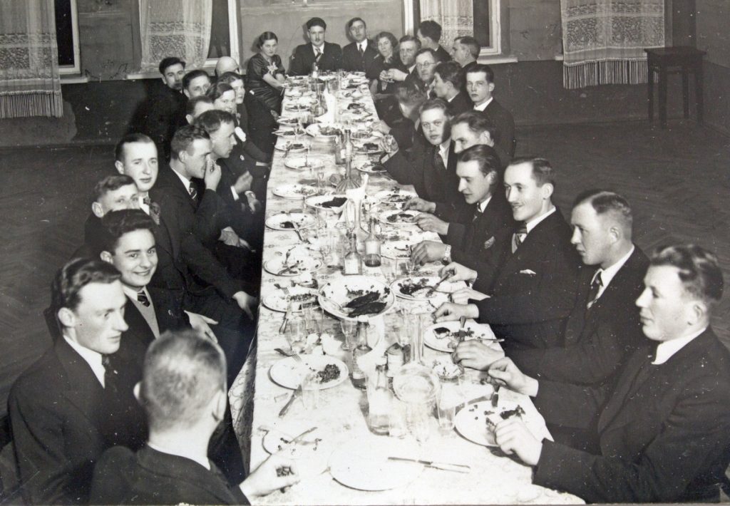 Bruno bei einem Festessen mit xXm und xXf