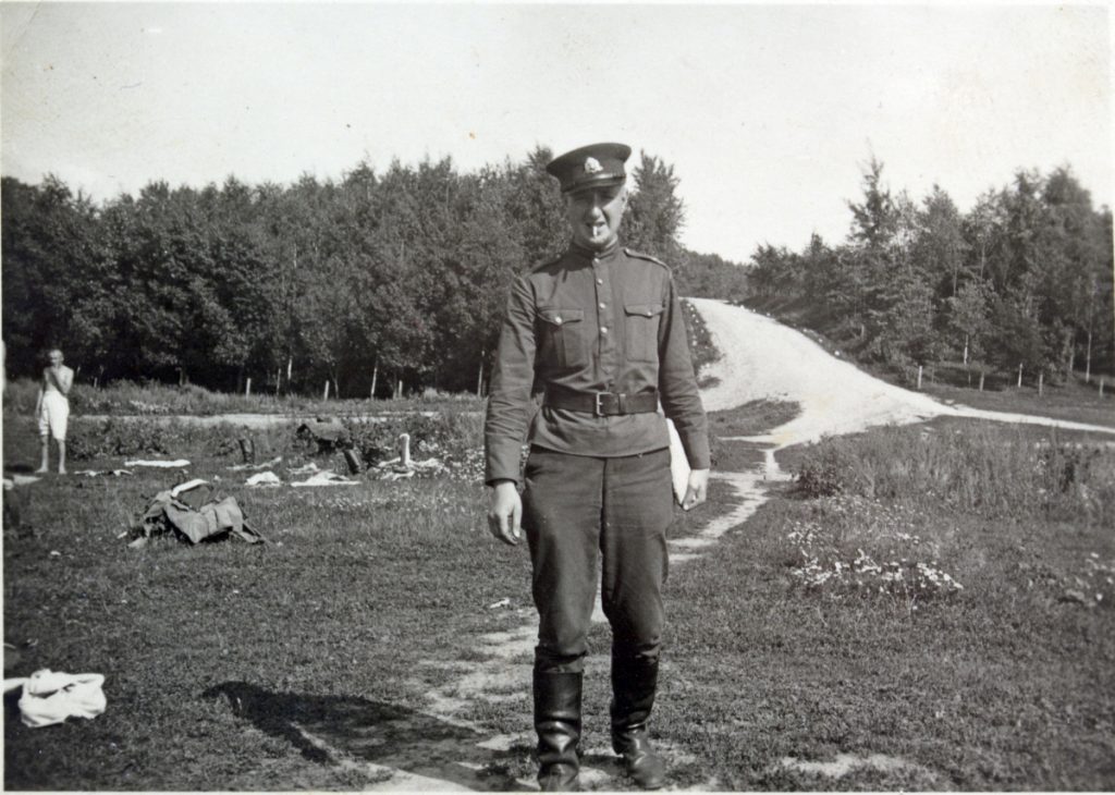Bruno in litauischer Militäruniform bei der Ausbildung