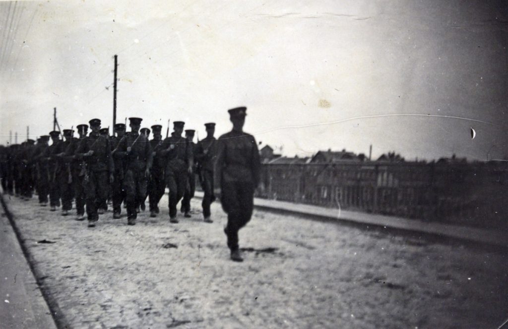 Litauische Rekruten marschieren in Militäruniform