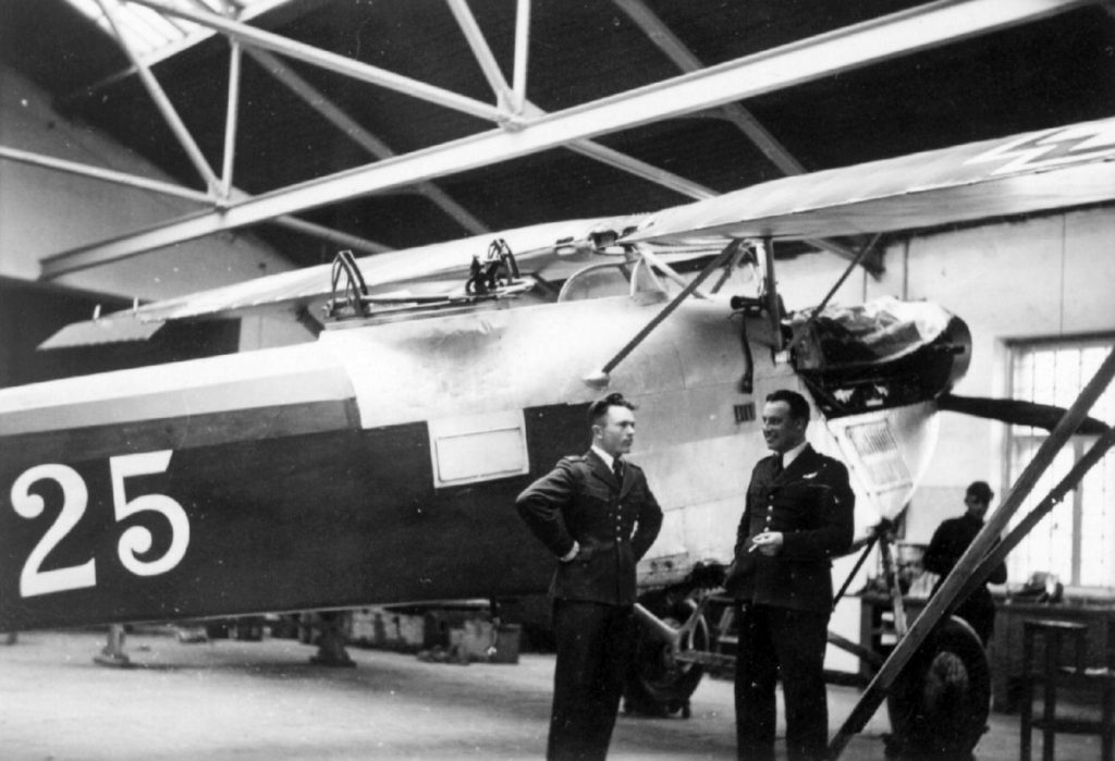 Bronius und Gregor 1938 neben dem leichten Bomber leichten Bomber A 120