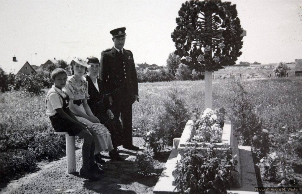 Leo, Janina, Hedwig und Gregor am Friedhof in Marijampole am 6. August 1938
