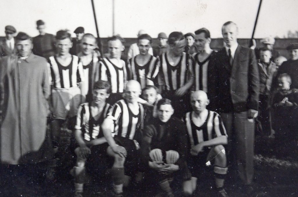 Bruno als Trainer mit Fussballmanschaft