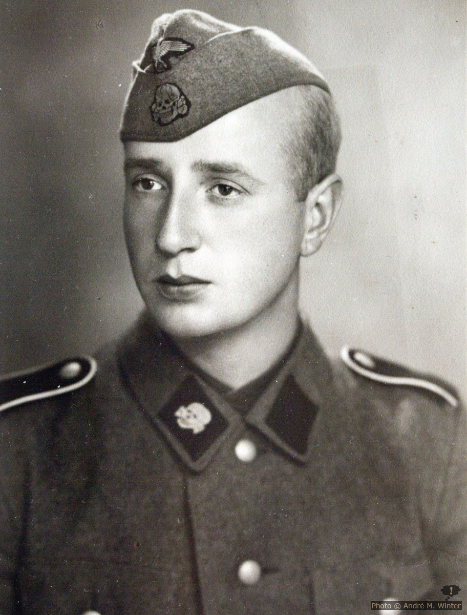 Bruno in SS-Totenkopf-Unterscharführer-Uniform