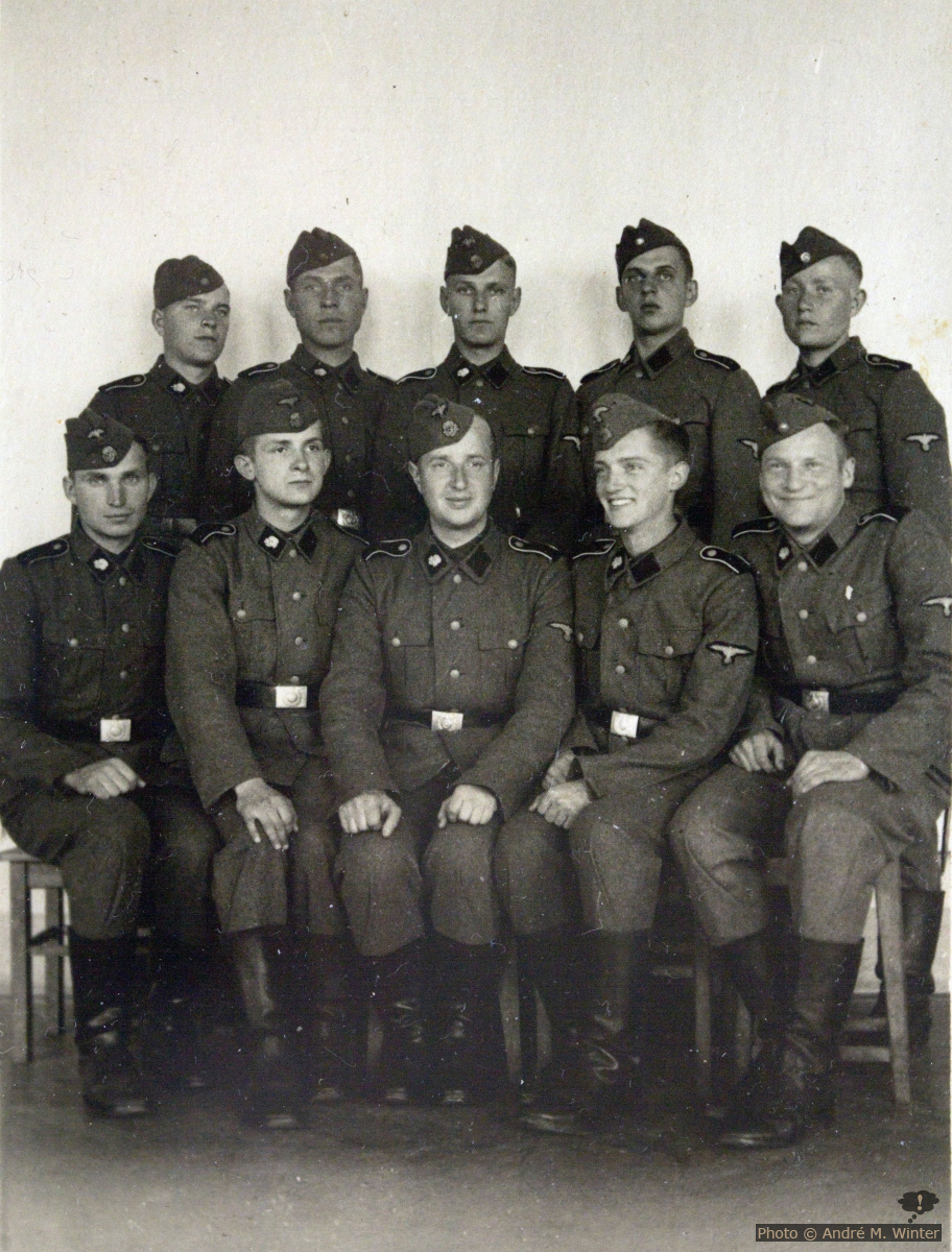 Bruno und neun andere in SS-Totenkopf-Unterscharführer-Uniform