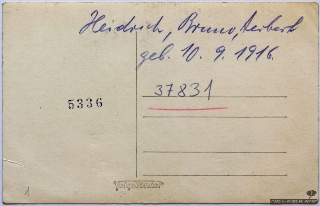 Rückseite des 1. Bilds Bruno in SS-Unterscharführer-Uniform