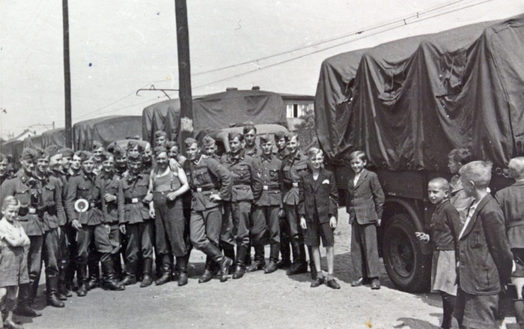 Kinder und jugendliche uniformierte «Auf der Fahrt in den Osten!» in Krakau am 21. Juli 1941