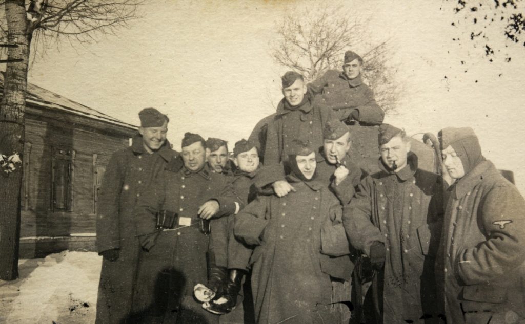 Preiferauchende Soldaten in Wintermänteln