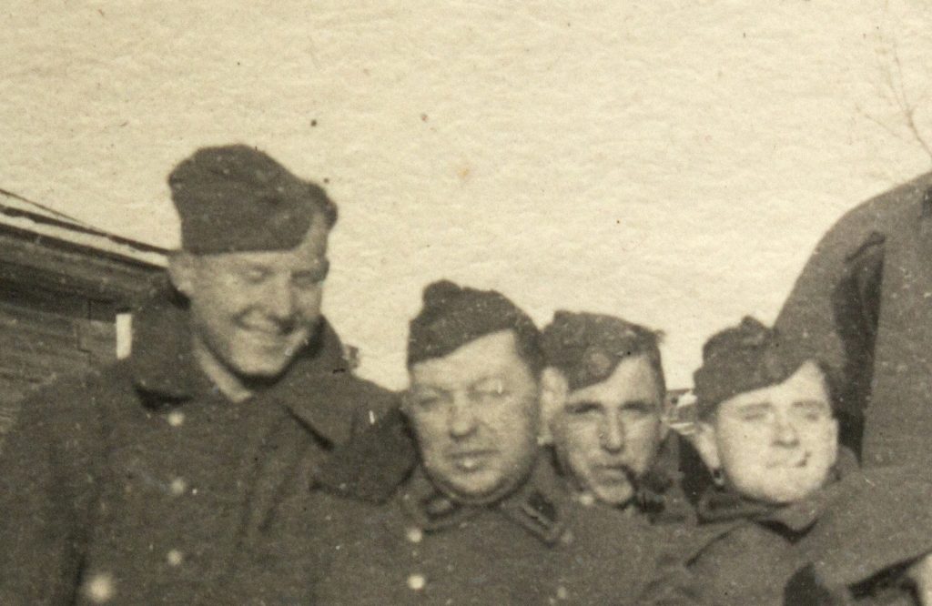 Vergrösserung von Personen im Bild Preiferauchende Soldaten in Wintermänteln