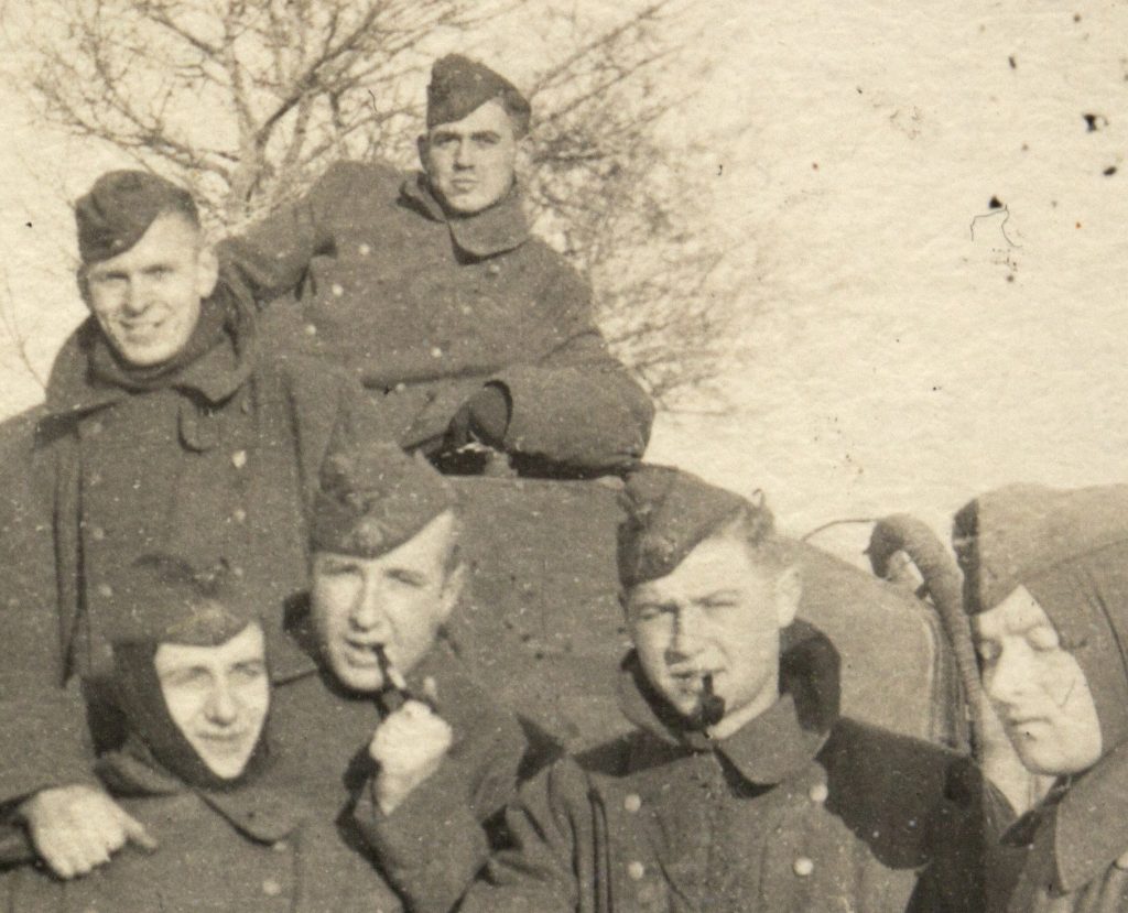 Vergrösserung von Personen im Bild Preiferauchende Soldaten in Wintermänteln