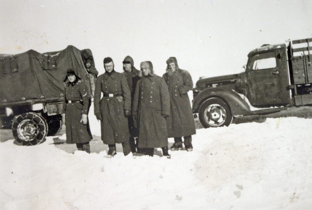 Kolonne mit LKWs der Waffen-SS in Russland