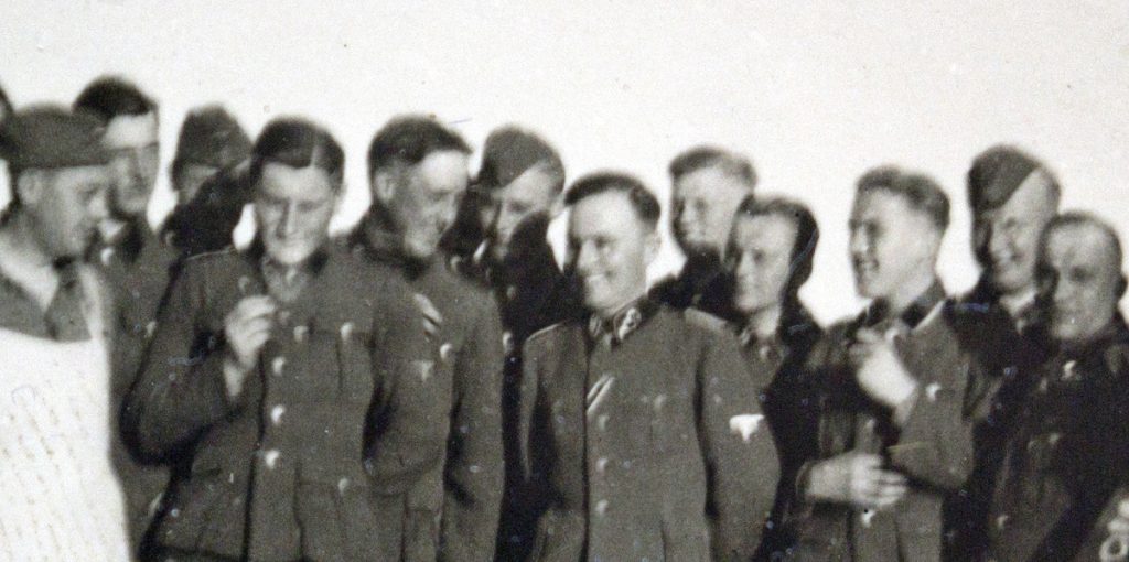 Vergrösserung Mittelteil Waffen-SS-Soldaten posieren mit Hakenkreuzfahne in Weissrussland