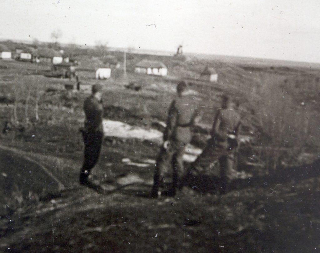 Drei Waffen-SS-Soldaten in der Umgebung von Lubcha