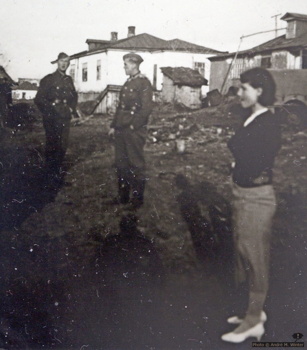 Waffen-SS-Soldaten und eine junge Frau in weissen Stöckelschuhen in Lubcha