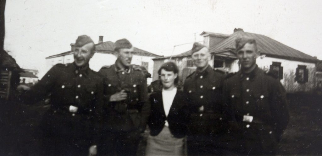 Bruno, andere Waffen-SS-Soldaten und eine junge Frau in weissen Stöckelschuhen in Lubcha