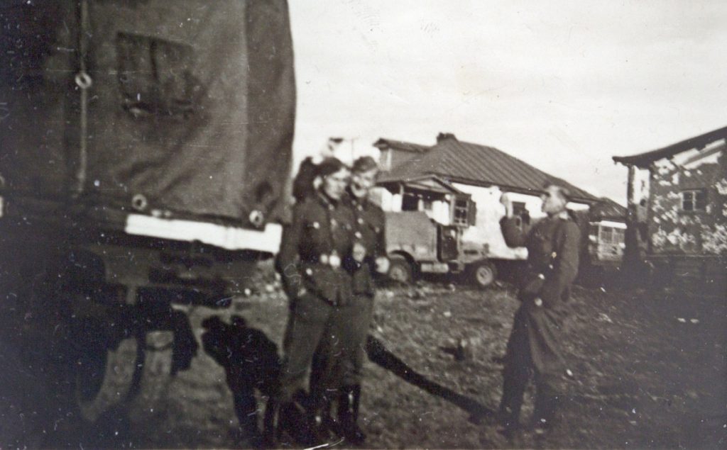 Waffen-SS-Soldaten in Lubcha neben LKWs und Fahrzeugen