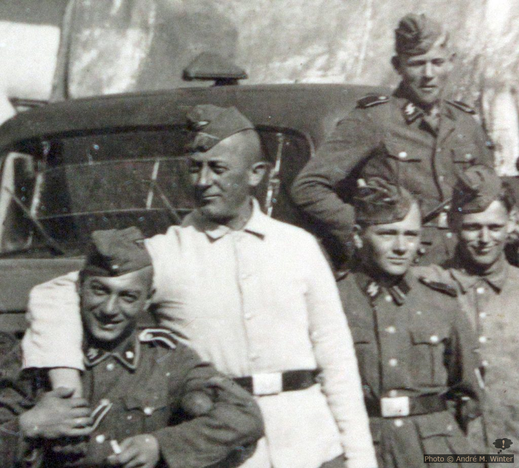 Vergrösserung links von Waffen-SS-Soldaten vor einem LKW