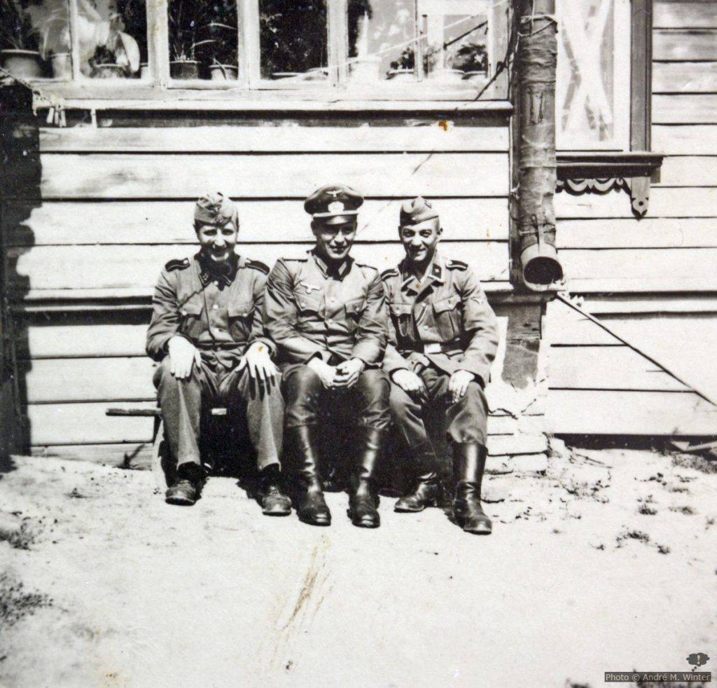 Bruno, Gregor und eine Waffen-SS-Soldat auf einer Terrasse in Orel