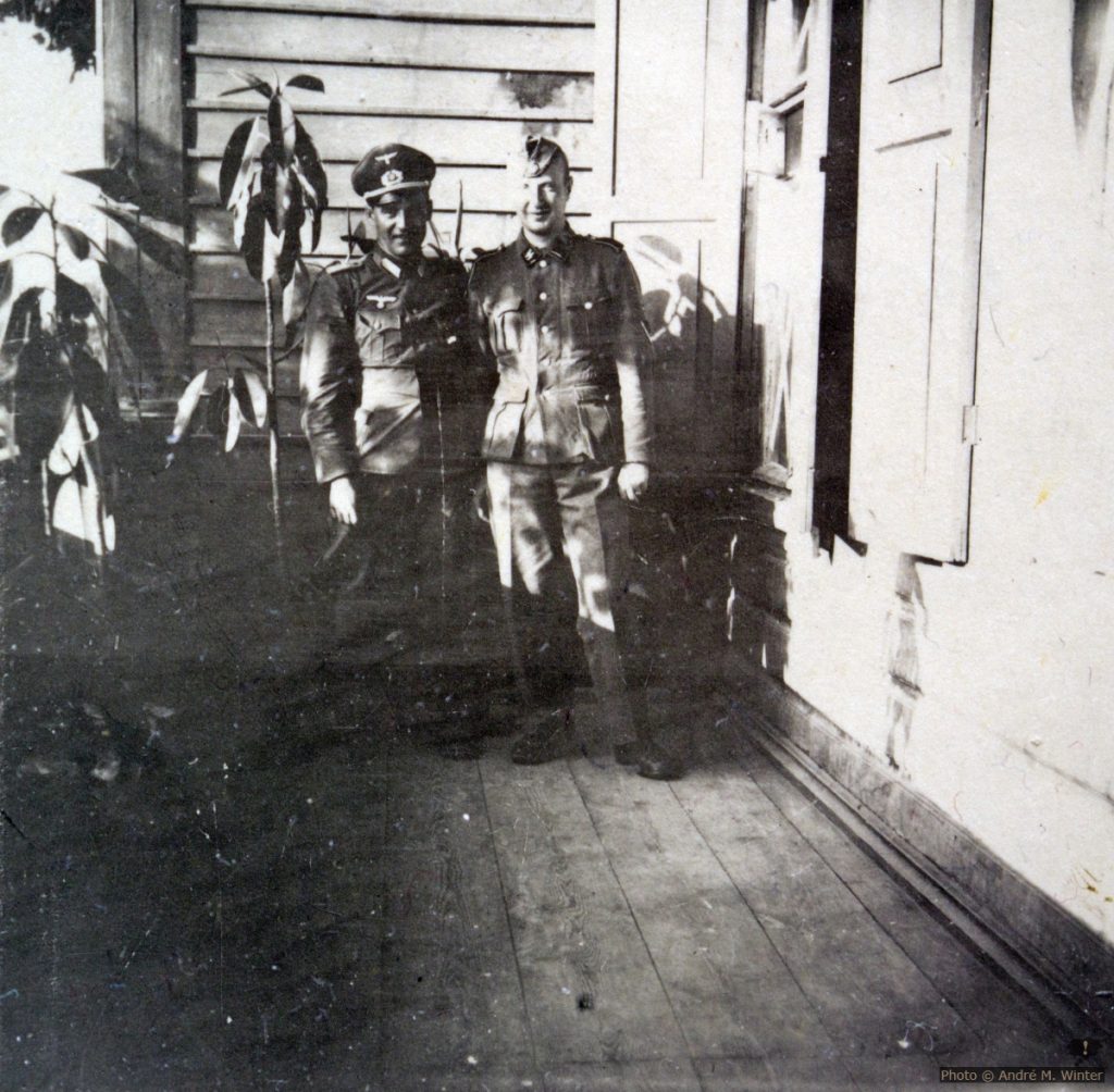 Gregor und Bruno auf einer Terrasse in Orel
