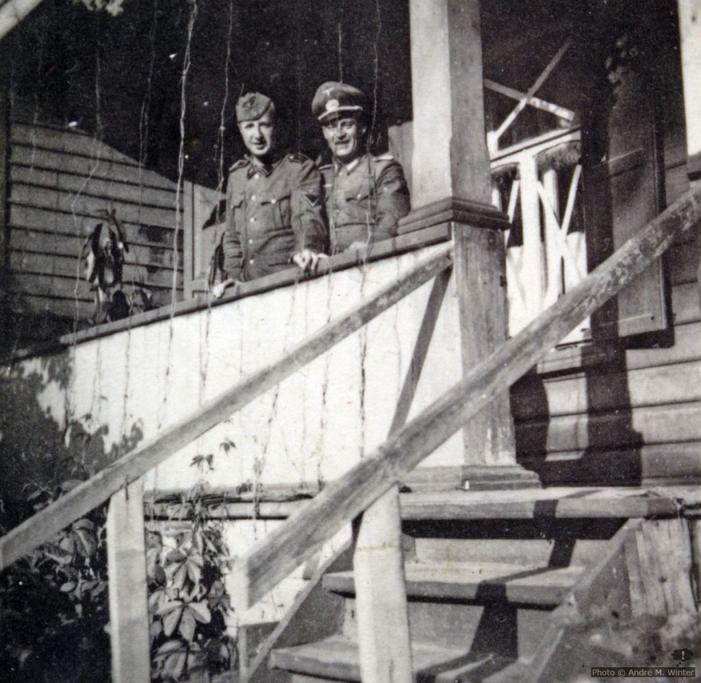 Bruno und Gregor auf einer Terrasse in Orel