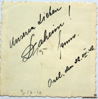 Rückseite von Bruno und Gregor auf einer Terrasse in Orel