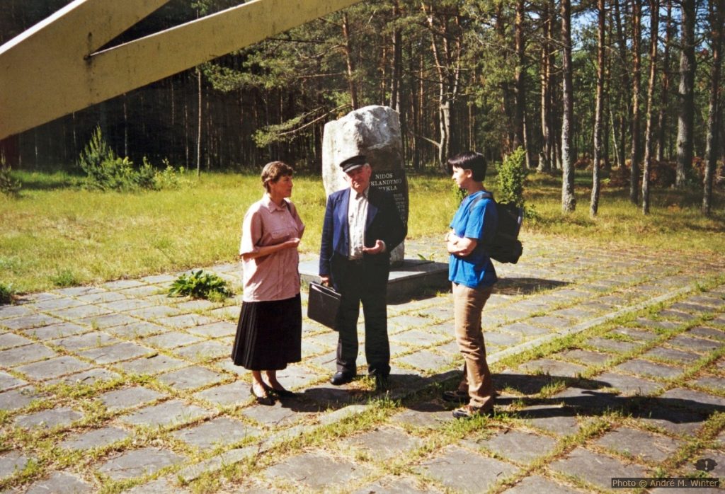 Daiva, Vytautas Vincevičius und Alex beim Segelfliegerdenkmal in Nida