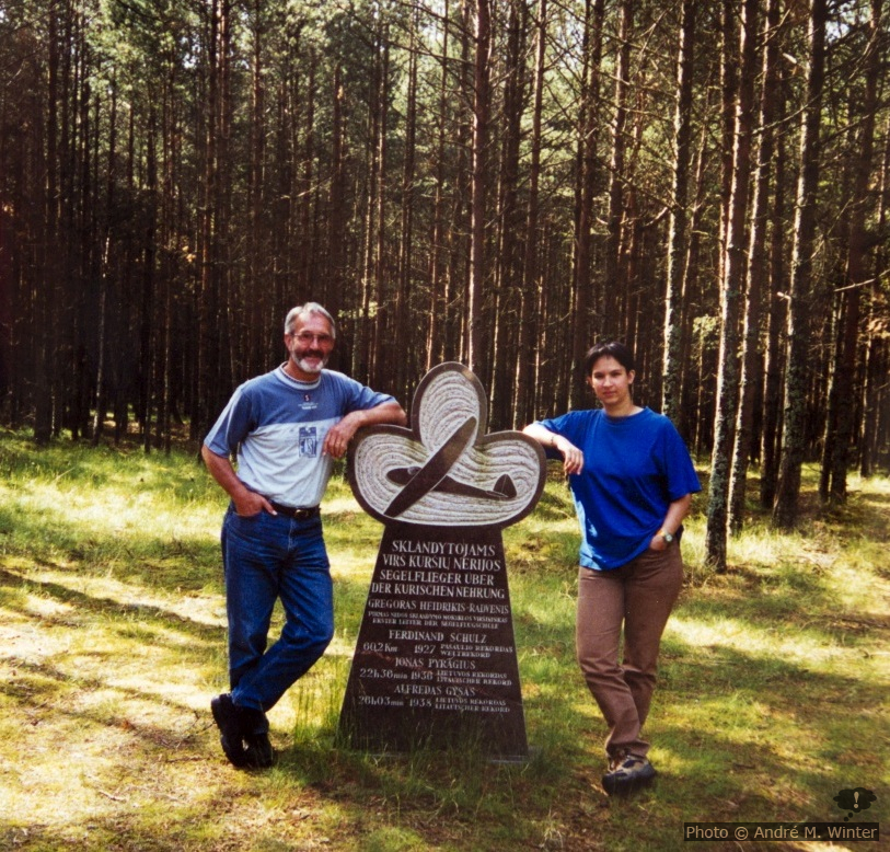 Wladimir und Alex beim Segelfliegerdenkmal in Nida