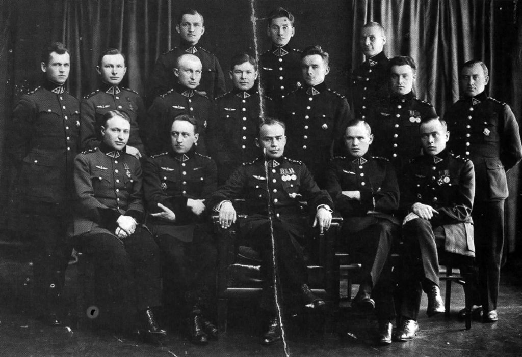 Flieger der 3. Staffel mit Staffelkommandant Hauptmann Antanas Stašaitis und Gregor